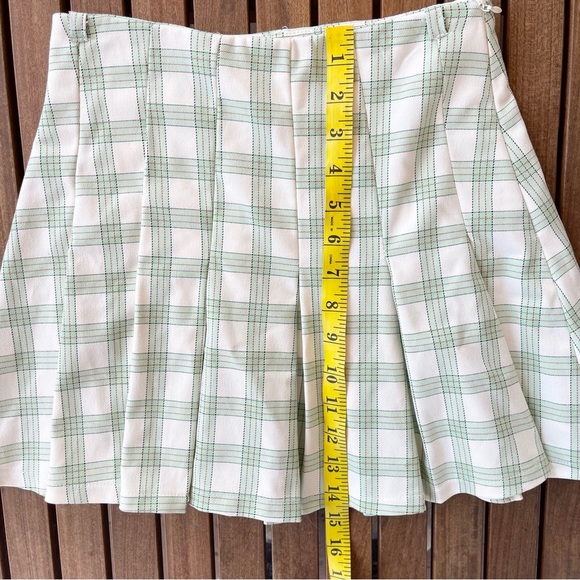 BERSHKA ~ Cream and Green Plaid Mini Skirt with Cute Box Pleats ~ Size XS - Picture 6 of 6